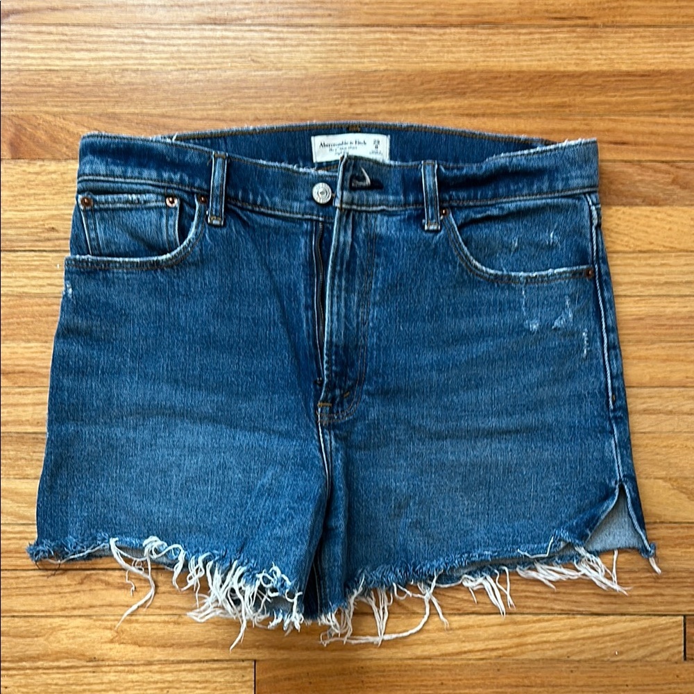 Abercrombie 4 inch mom short